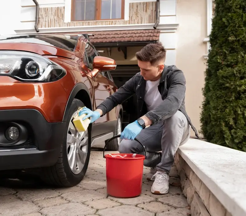 Lavage auto à domicile Salt-en-Donzy : professionnel intervenant sur un véhicule